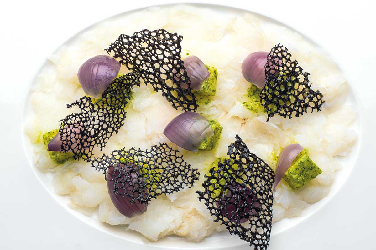 Carpaccio tiepido di storione con Patate di Bologna D.O.P., salsa verde e petali di cipolla.